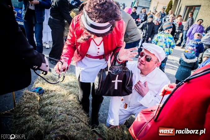 Zdjęcie w galerii na portalu naszraciborz.pl: Wodzenie niedźwiedzia - tradycyjne ostatki w Samborowicach wiadomości z regionu