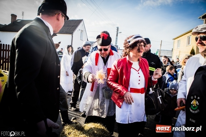 Zdjęcie w galerii na portalu naszraciborz.pl: Wodzenie niedźwiedzia - tradycyjne ostatki w Samborowicach wiadomości z regionu