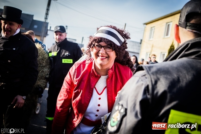 Zdjęcie w galerii na portalu naszraciborz.pl: Wodzenie niedźwiedzia - tradycyjne ostatki w Samborowicach wiadomości z regionu