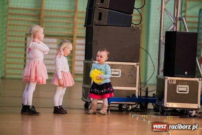 Zdjęcie w galerii na portalu naszraciborz.pl: Karnawałowa Rewia Tańca w Arenie Rafako wiadomości z regionu