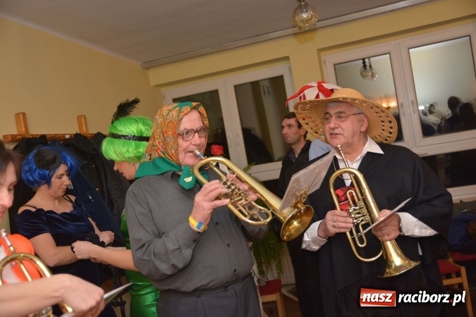 Zdjęcie w galerii na portalu naszraciborz.pl: I po karnawale. Pogrzebanie basa w Krzanowicach FOTO i WIDEO wiadomości z regionu