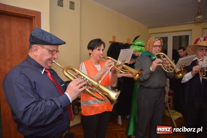 Zdjęcie w galerii na portalu naszraciborz.pl: I po karnawale. Pogrzebanie basa w Krzanowicach FOTO i WIDEO wiadomości z regionu