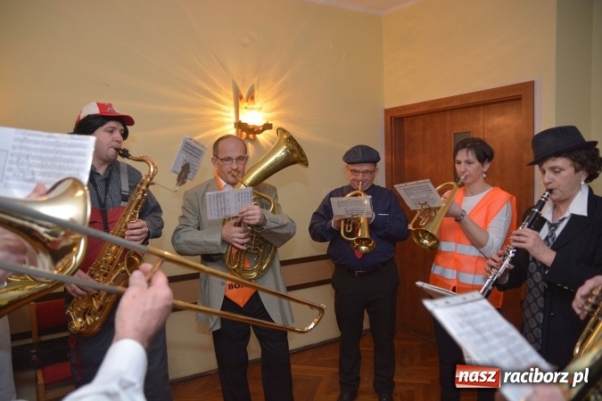 Zdjęcie w galerii na portalu naszraciborz.pl: I po karnawale. Pogrzebanie basa w Krzanowicach FOTO i WIDEO wiadomości z regionu