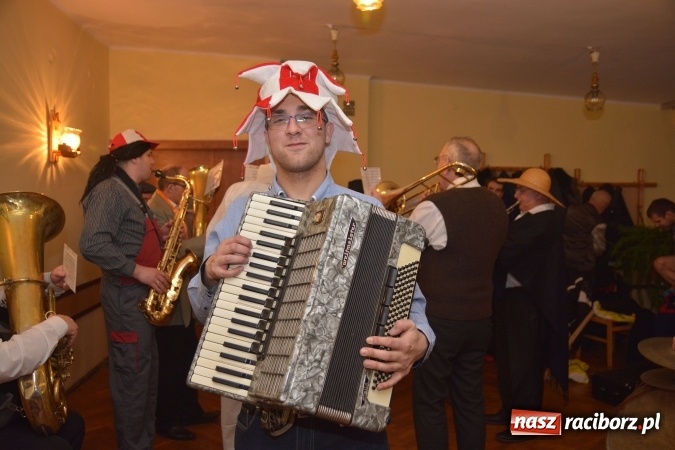 Zdjęcie w galerii na portalu naszraciborz.pl: I po karnawale. Pogrzebanie basa w Krzanowicach FOTO i WIDEO wiadomości z regionu