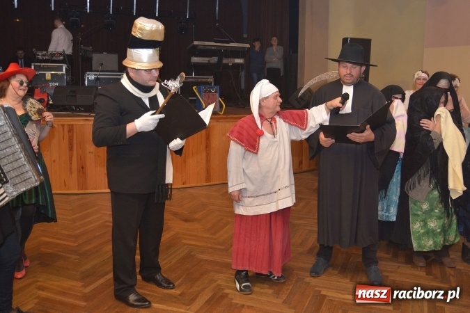 Zdjęcie w galerii na portalu naszraciborz.pl: I po karnawale. Pogrzebanie basa w Krzanowicach FOTO i WIDEO wiadomości z regionu