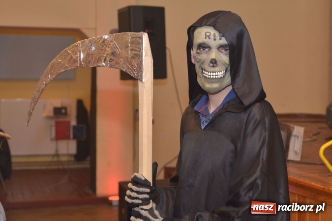 Zdjęcie w galerii na portalu naszraciborz.pl: I po karnawale. Pogrzebanie basa w Krzanowicach FOTO i WIDEO wiadomości z regionu