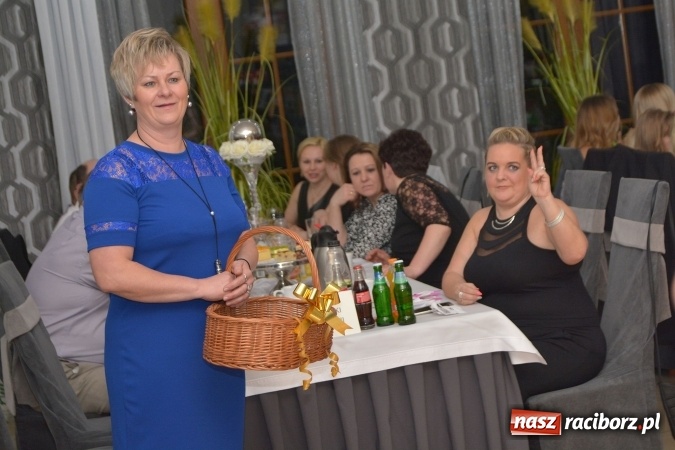 Zdjęcie w galerii na portalu naszraciborz.pl: Twork&oacute;w żegnał karnawał na zabawie szkolnej wiadomości z regionu