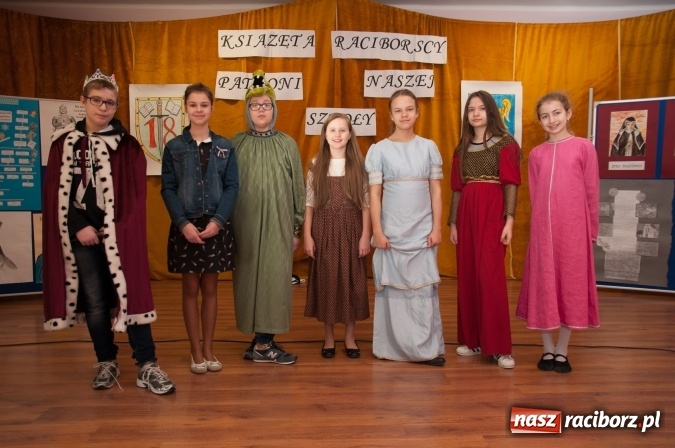 Zdjęcie w galerii na portalu naszraciborz.pl: Książęta Raciborscy? Od lat patronują raciborskiej szkole! Dni otwarte w SP18 wiadomości z regionu