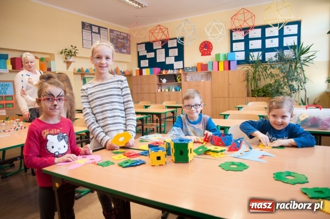 Zdjęcie w galerii na portalu naszraciborz.pl: Książęta Raciborscy? Od lat patronują raciborskiej szkole! Dni otwarte w SP18 wiadomości z regionu