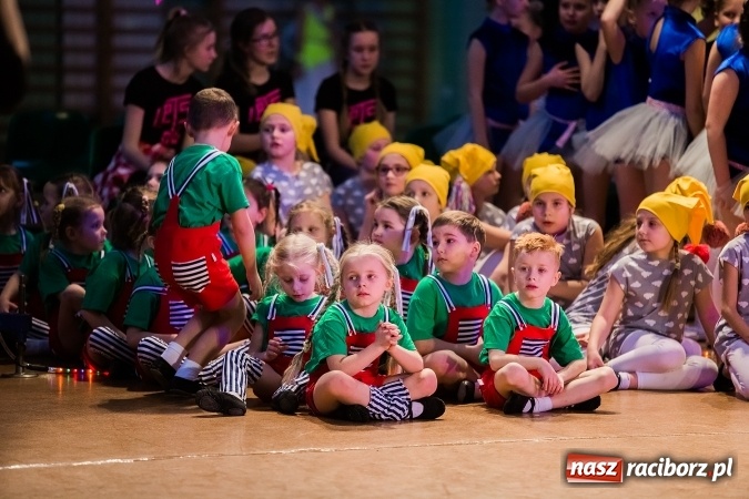 Zdjęcie w galerii na portalu naszraciborz.pl: Dziecięca Karnawałowa Rewia Tańca wiadomości z regionu