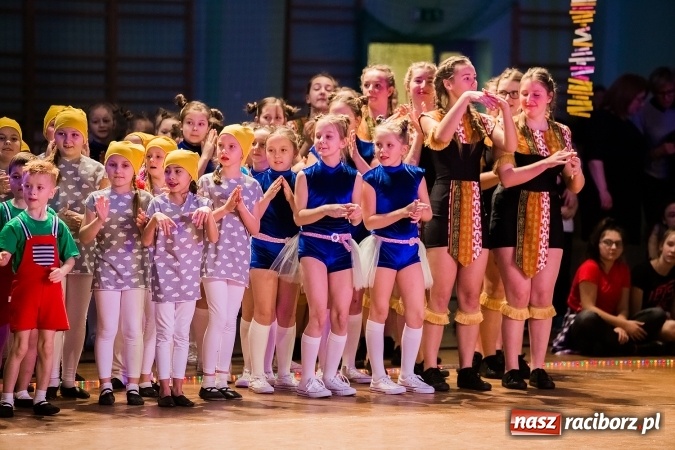 Zdjęcie w galerii na portalu naszraciborz.pl: Dziecięca Karnawałowa Rewia Tańca wiadomości z regionu