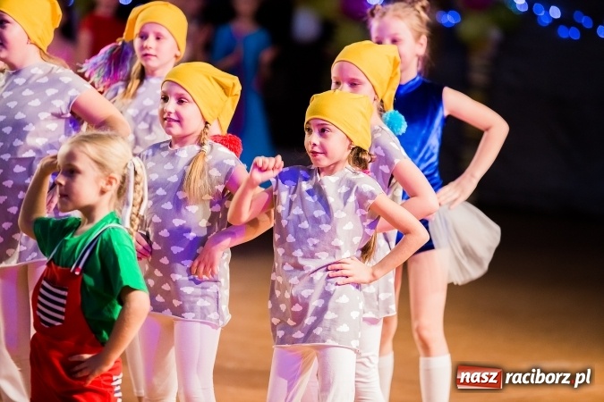 Zdjęcie w galerii na portalu naszraciborz.pl: Dziecięca Karnawałowa Rewia Tańca wiadomości z regionu