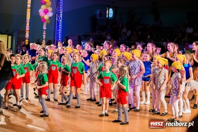 Zdjęcie w galerii na portalu naszraciborz.pl: Dziecięca Karnawałowa Rewia Tańca wiadomości z regionu