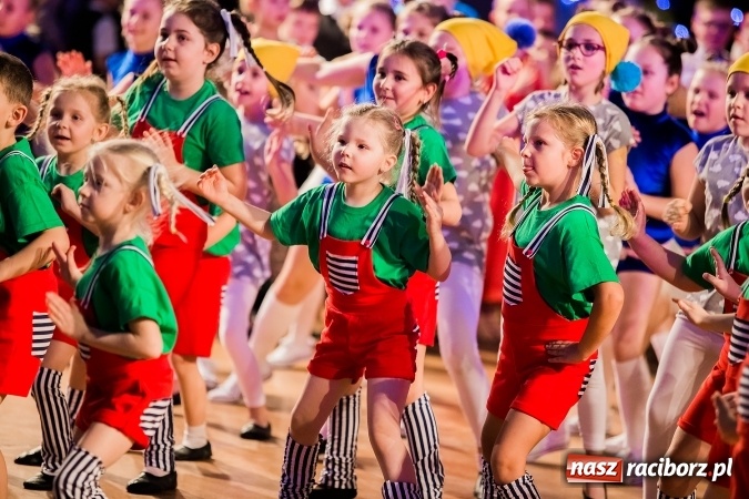 Zdjęcie w galerii na portalu naszraciborz.pl: Dziecięca Karnawałowa Rewia Tańca wiadomości z regionu