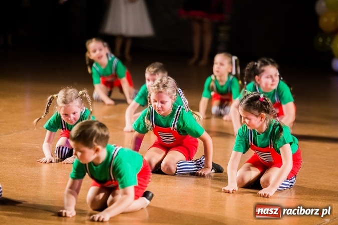 Zdjęcie w galerii na portalu naszraciborz.pl: Dziecięca Karnawałowa Rewia Tańca wiadomości z regionu