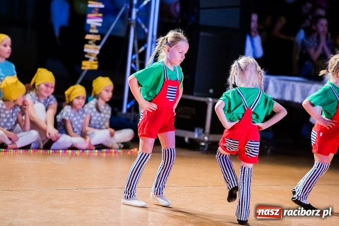 Zdjęcie w galerii na portalu naszraciborz.pl: Dziecięca Karnawałowa Rewia Tańca wiadomości z regionu