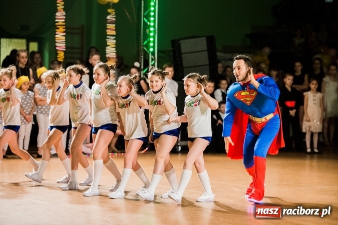 Zdjęcie w galerii na portalu naszraciborz.pl: Dziecięca Karnawałowa Rewia Tańca wiadomości z regionu