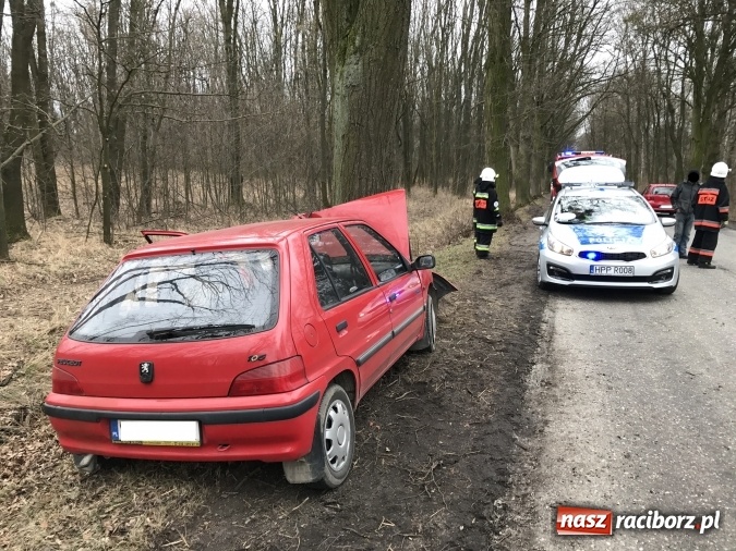 Zdjęcie w galerii na portalu naszraciborz.pl: Wypadek w Krowiarkach - kierowca peugeota uderzył w drzewo, po kilku godzinach zmarł wiadomości z regionu