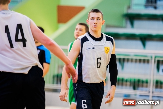 Zdjęcie w galerii na portalu naszraciborz.pl: Kolejne mecze koszykówki w ramach ligi szkolnej wiadomości z regionu