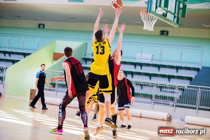 Zdjęcie w galerii na portalu naszraciborz.pl: Kolejne mecze koszykówki w ramach ligi szkolnej wiadomości z regionu
