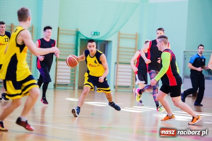 Zdjęcie w galerii na portalu naszraciborz.pl: Kolejne mecze koszykówki w ramach ligi szkolnej wiadomości z regionu