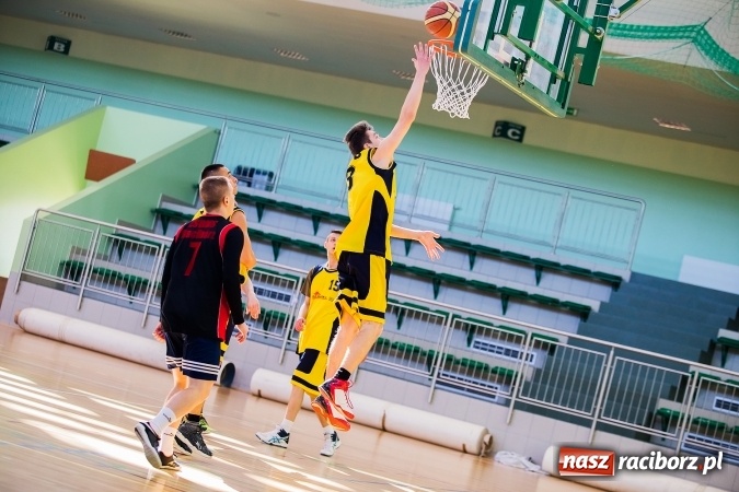 Zdjęcie w galerii na portalu naszraciborz.pl: Kolejne mecze koszykówki w ramach ligi szkolnej wiadomości z regionu