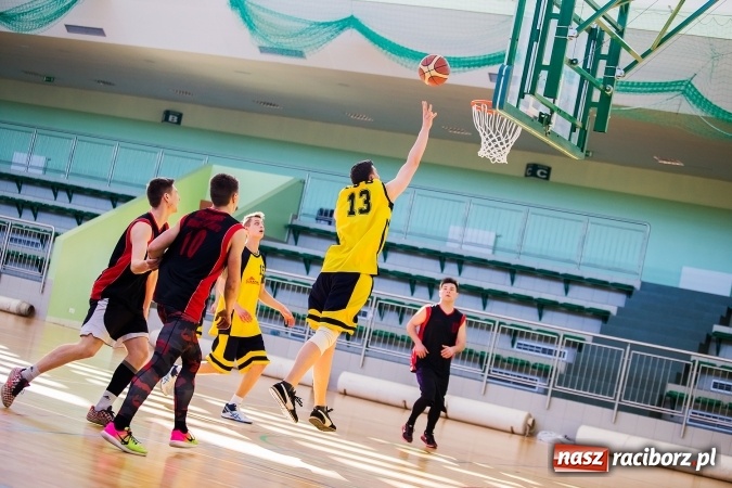 Zdjęcie w galerii na portalu naszraciborz.pl: Kolejne mecze koszykówki w ramach ligi szkolnej wiadomości z regionu