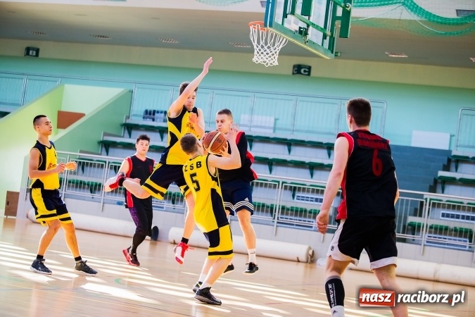 Zdjęcie w galerii na portalu naszraciborz.pl: Kolejne mecze koszykówki w ramach ligi szkolnej wiadomości z regionu