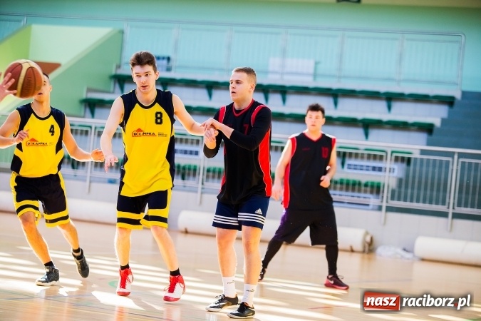 Zdjęcie w galerii na portalu naszraciborz.pl: Kolejne mecze koszykówki w ramach ligi szkolnej wiadomości z regionu