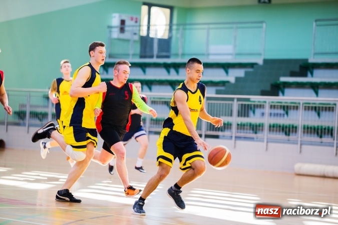 Zdjęcie w galerii na portalu naszraciborz.pl: Kolejne mecze koszykówki w ramach ligi szkolnej wiadomości z regionu