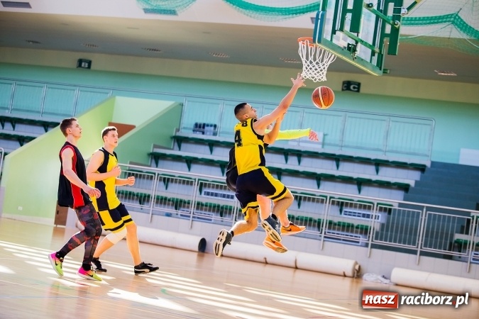 Zdjęcie w galerii na portalu naszraciborz.pl: Kolejne mecze koszykówki w ramach ligi szkolnej wiadomości z regionu