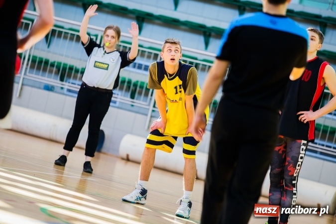 Zdjęcie w galerii na portalu naszraciborz.pl: Kolejne mecze koszykówki w ramach ligi szkolnej wiadomości z regionu