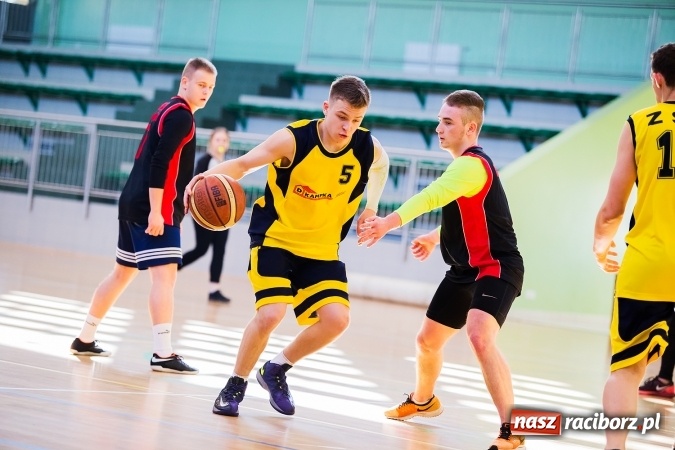 Zdjęcie w galerii na portalu naszraciborz.pl: Kolejne mecze koszykówki w ramach ligi szkolnej wiadomości z regionu