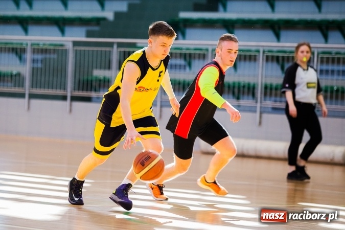 Zdjęcie w galerii na portalu naszraciborz.pl: Kolejne mecze koszykówki w ramach ligi szkolnej wiadomości z regionu