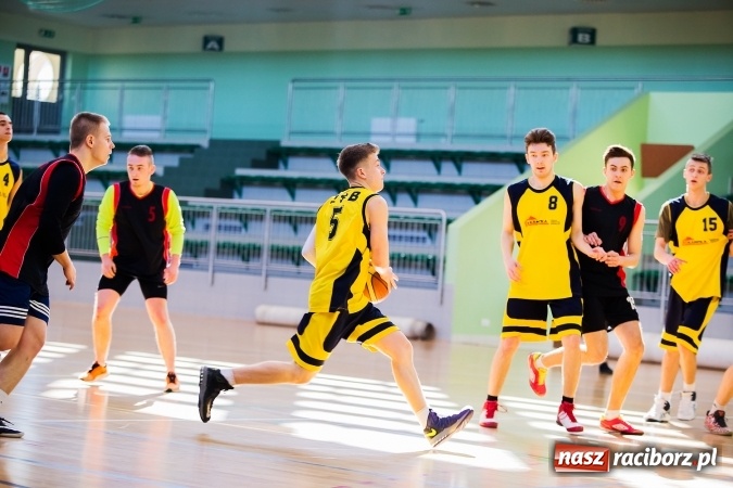 Zdjęcie w galerii na portalu naszraciborz.pl: Kolejne mecze koszykówki w ramach ligi szkolnej wiadomości z regionu