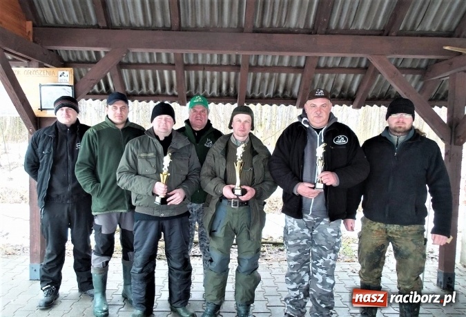 Zdjęcie w galerii na portalu naszraciborz.pl: Sandacz 69 cm złowiony! Na Babiczoku łowili pod lodem wiadomości z regionu