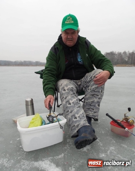 Zdjęcie w galerii na portalu naszraciborz.pl: Sandacz 69 cm złowiony! Na Babiczoku łowili pod lodem wiadomości z regionu