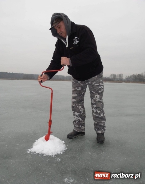 Zdjęcie w galerii na portalu naszraciborz.pl: Sandacz 69 cm złowiony! Na Babiczoku łowili pod lodem wiadomości z regionu