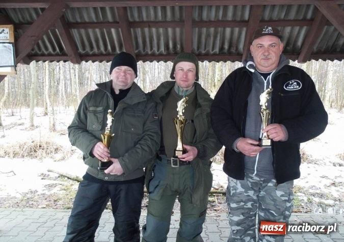 Zdjęcie w galerii na portalu naszraciborz.pl: Sandacz 69 cm złowiony! Na Babiczoku łowili pod lodem wiadomości z regionu