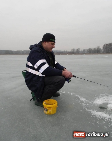 Zdjęcie w galerii na portalu naszraciborz.pl: Sandacz 69 cm złowiony! Na Babiczoku łowili pod lodem wiadomości z regionu