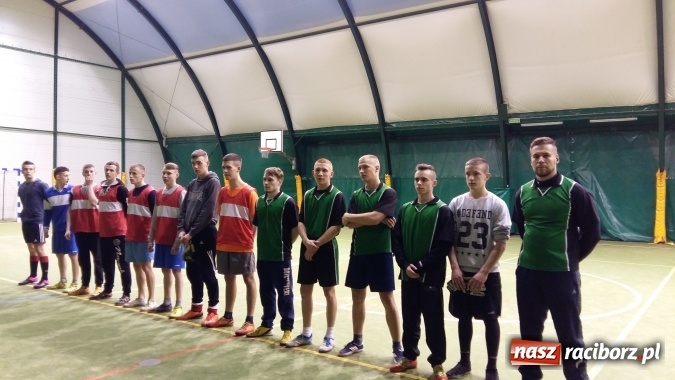 Zdjęcie w galerii na portalu naszraciborz.pl: III edycja Rudzkiej Amatorskiej Ligi Piłki Nożnej Pięcioosobowej dobiegła końca wiadomości z regionu