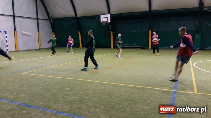 Zdjęcie w galerii na portalu naszraciborz.pl: III edycja Rudzkiej Amatorskiej Ligi Piłki Nożnej Pięcioosobowej dobiegła końca wiadomości z regionu