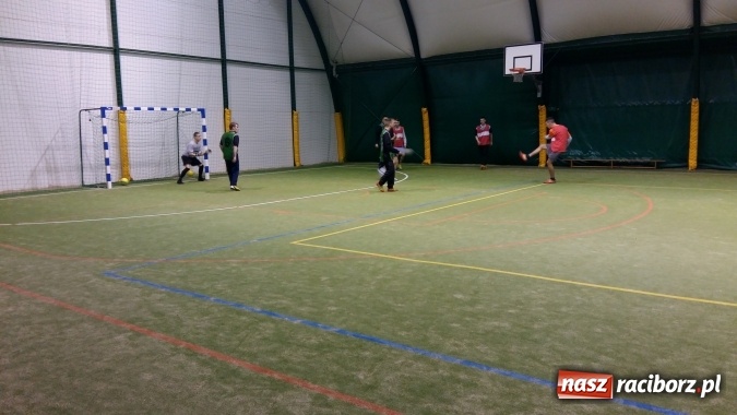 Zdjęcie w galerii na portalu naszraciborz.pl: III edycja Rudzkiej Amatorskiej Ligi Piłki Nożnej Pięcioosobowej dobiegła końca wiadomości z regionu