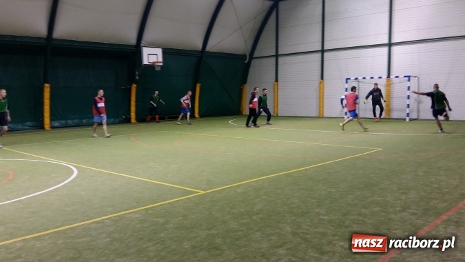 Zdjęcie w galerii na portalu naszraciborz.pl: III edycja Rudzkiej Amatorskiej Ligi Piłki Nożnej Pięcioosobowej dobiegła końca wiadomości z regionu