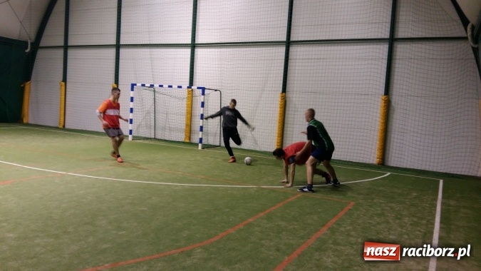 Zdjęcie w galerii na portalu naszraciborz.pl: III edycja Rudzkiej Amatorskiej Ligi Piłki Nożnej Pięcioosobowej dobiegła końca wiadomości z regionu