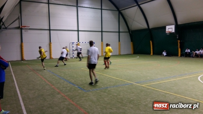 Zdjęcie w galerii na portalu naszraciborz.pl: III edycja Rudzkiej Amatorskiej Ligi Piłki Nożnej Pięcioosobowej dobiegła końca wiadomości z regionu