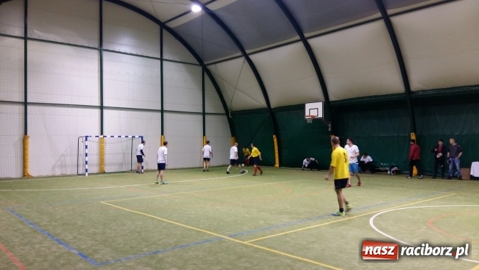 Zdjęcie w galerii na portalu naszraciborz.pl: III edycja Rudzkiej Amatorskiej Ligi Piłki Nożnej Pięcioosobowej dobiegła końca wiadomości z regionu