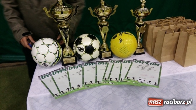 Zdjęcie w galerii na portalu naszraciborz.pl: III edycja Rudzkiej Amatorskiej Ligi Piłki Nożnej Pięcioosobowej dobiegła końca wiadomości z regionu