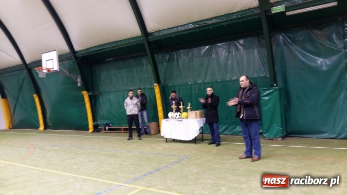 Zdjęcie w galerii na portalu naszraciborz.pl: III edycja Rudzkiej Amatorskiej Ligi Piłki Nożnej Pięcioosobowej dobiegła końca wiadomości z regionu