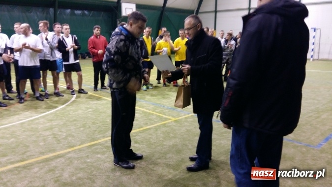 Zdjęcie w galerii na portalu naszraciborz.pl: III edycja Rudzkiej Amatorskiej Ligi Piłki Nożnej Pięcioosobowej dobiegła końca wiadomości z regionu